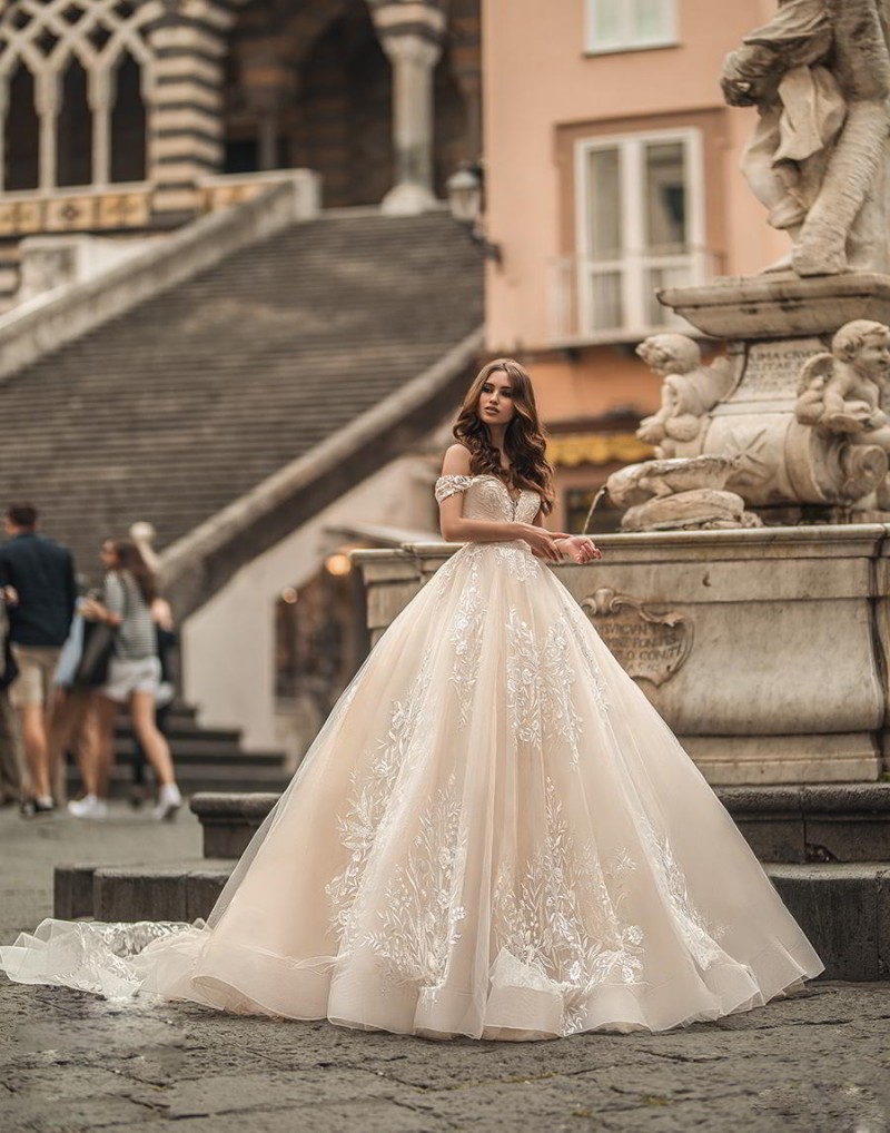 La Petra 2019 Vintage Wedding Dresses Off The Shoulder Saudi Arabic Lace Appliqued Wedding Gowns Castle Court Train Bridal Dress