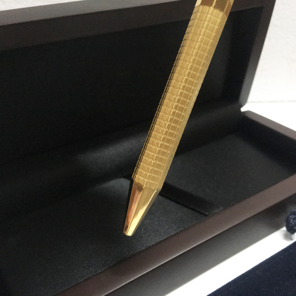 wholesale Fashion Gift Metal Hexagonal grid checkered red wood box Classical Ballpoint Pen for writing