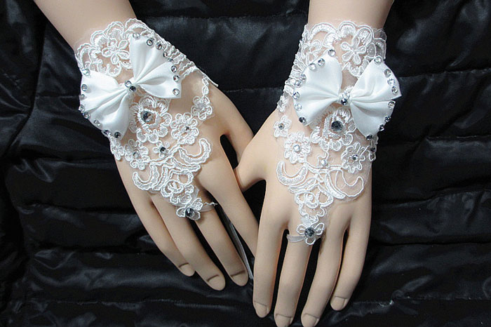 In Stock Fairy Lace Beading Wedding Accessories White Cheap Fingerless Bridal Gloves Short Wrist Wedding Glove