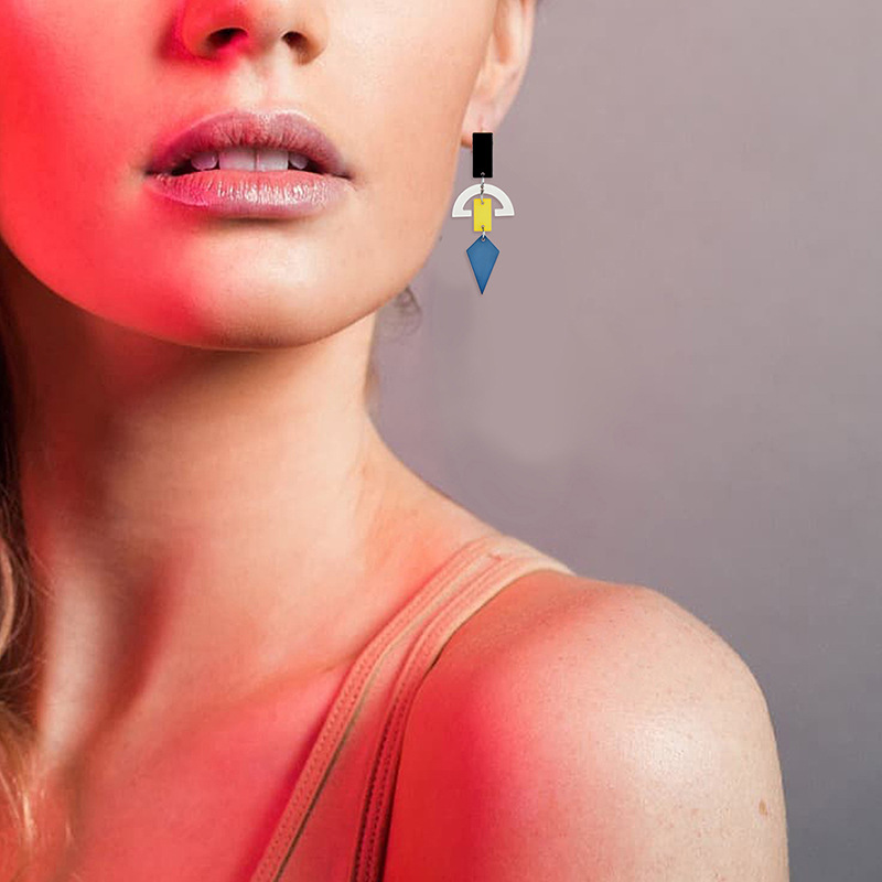 New Multi-layer stitching Crystal geometric earrings simple exaggerated fashion popular acrylic Triangle pendant earrings for girls
New Multi-layer stitching Crystal geometric earrings simple exaggerated fashion popular acrylic Triangle pendant earrings for girls