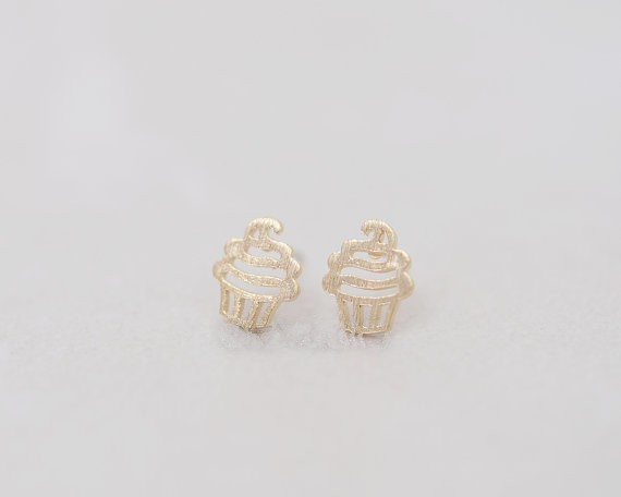 Fashion hollow out ice cream stud earrings, manual drawing surface treatment cream stud earrings wholesale free shipping
Fashion hollow out ice cream stud earrings, manual drawing surface treatment cream stud earrings wholesale free shipping