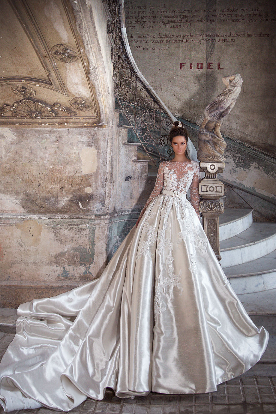 Massive Satin Bateau Neck Long Sleeve Wedding Dresses Illusion Lace Appliques Gitter Luxury Beach Bridal Gowns Custom Made Wedding Dress