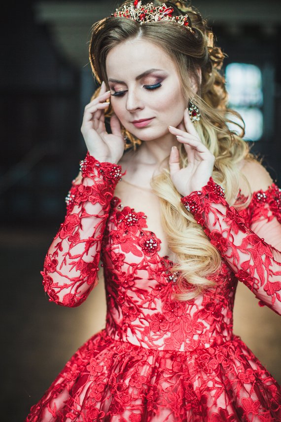 Princess Red Dresses Nude Jewel Neck Lace Appliques Beaded Crystal Court Train Long Sleeve Bridal Gowns Satin Wedding Dress