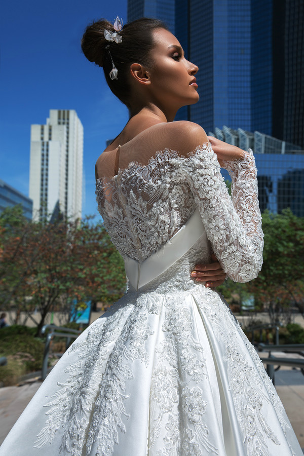 Crystal Design A e Country Wedding Dresses Lace Off The Shoulder Appliques Satin Long Sleeve Bridal Gowns Sweep Train Custom Made Dress