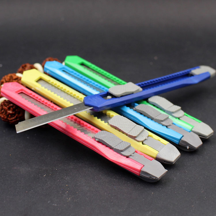 DHL Candy colors mini Utility Knife multifunction Art Cutter Students Paper Snap Off Retractable Razor Blade Knife Stationery Color Random