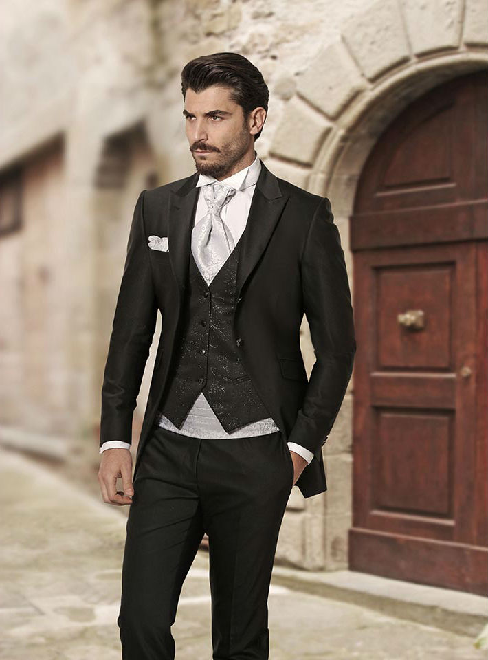 Three Pieces Mens Designer Suits Black Peaked Lapel Groom Tuxedos for Weddings Printed Best Man Suits Custom Made(Jacket+Vest+Pants)