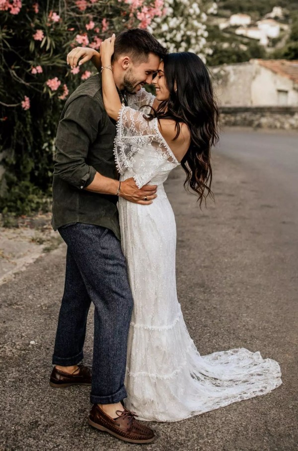 Vintage 1970s Bohemian Wedding Dresses Flounce Off Shoulder Neckline A Line Court Train Ivory Lace Beach Boho Bridal Gowns