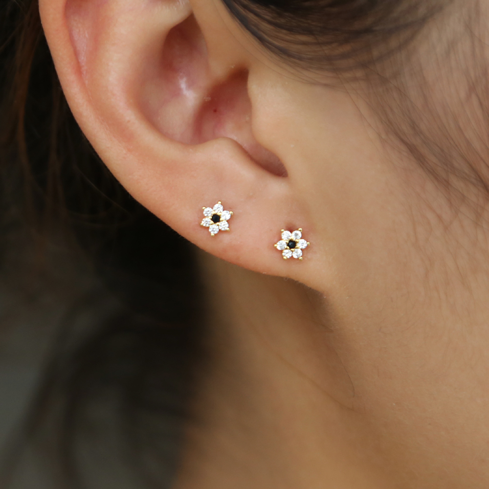 Wholesale cute lovely girl earring factory wholesale promotion jewelry 5mm tiny cz flower white black cz minimal adorable tiny stud for girl