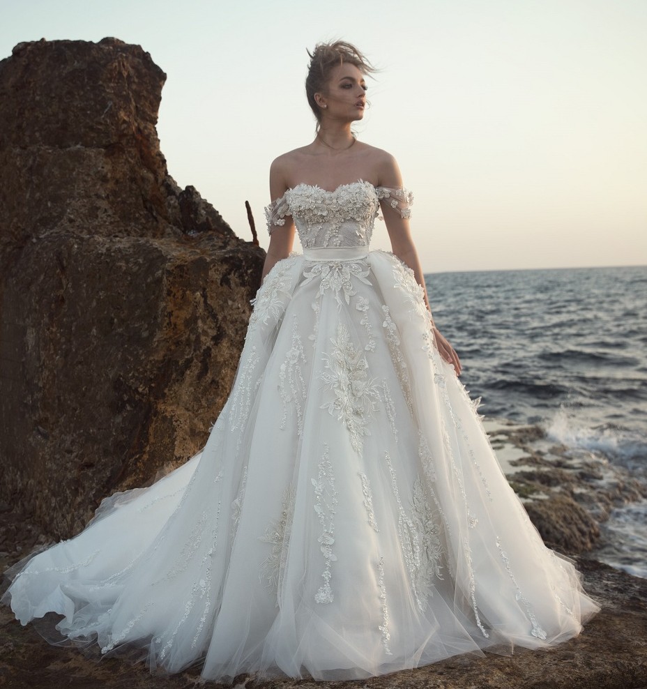 2020 Modest Wedding Dresses with Flowers And 3D Floral Lace in Arabic Middle East Church Long Sleeves Wedding Gown Off Shoulder