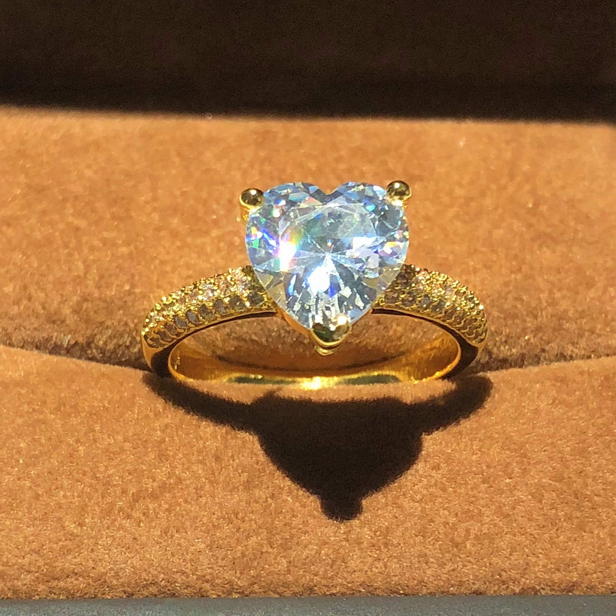 Luxury 14K GOLD Colour Jewelry Real 925 Silver Ring for Women Romantic Heart 2 Carat Simulated Diamond Engagement Wedding Rings
Luxury 14K GOLD Colour Jewelry Real 925 Silver Ring for Women Romantic Heart 2 Carat Simulated Diamond Engagement Wedding Rings