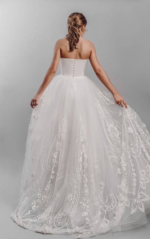 2019 A Line Bohemian Wedding Dresses Strapless Lace 3D Floral Appliques Beads Beach Wedding Dress Floor Length Cheap Bridal Gowns Boho