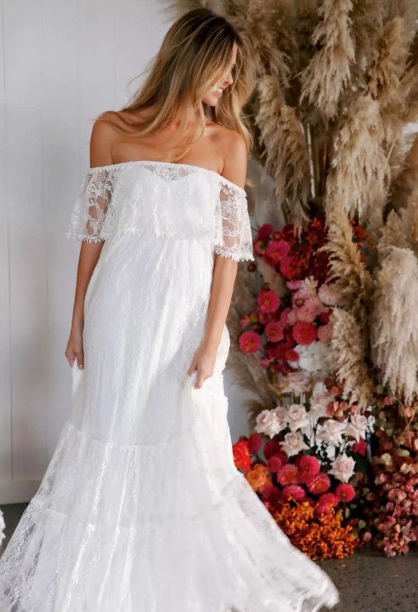 Vintage 1970s Bohemian Wedding Dresses Flounce Off Shoulder Neckline A Line Court Train Ivory Lace Beach Boho Bridal Gowns