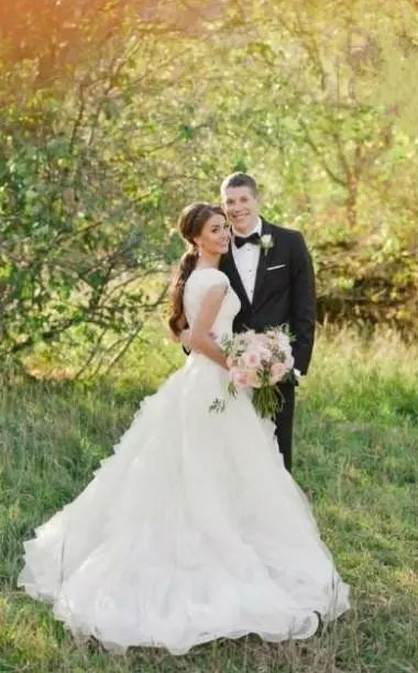 2018 Country Western A Line Wedding Dress V Neck Cap Sleeves Lace Applique Tiered Tulle Sweep Train Bridal Gowns Custom Made