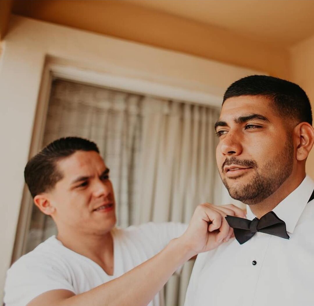 Custom Made Two Buttons Groom Tuxedos Notched Lapel Groomsmen Classic Best Mens Formal Wedding Suits (Jacket+Pants+Tie)