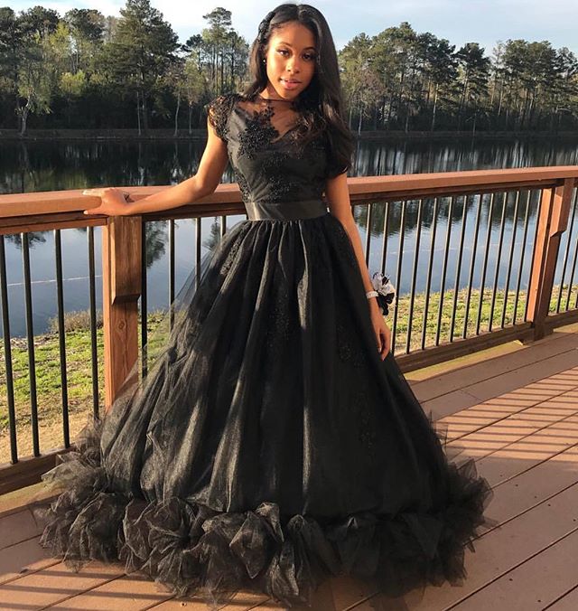 Cap Sleeve Black Girls Prom Dresses Illusion O-Neck A-Line Lace Appliques Prom Gowns Ruffles Skirt Girls Graduation Dresses Long
Cap Sleeve Black Girls Prom Dresses Illusion O-Neck A-Line Lace Appliques Prom Gowns Ruffles Skirt Girls Graduation Dresses Long