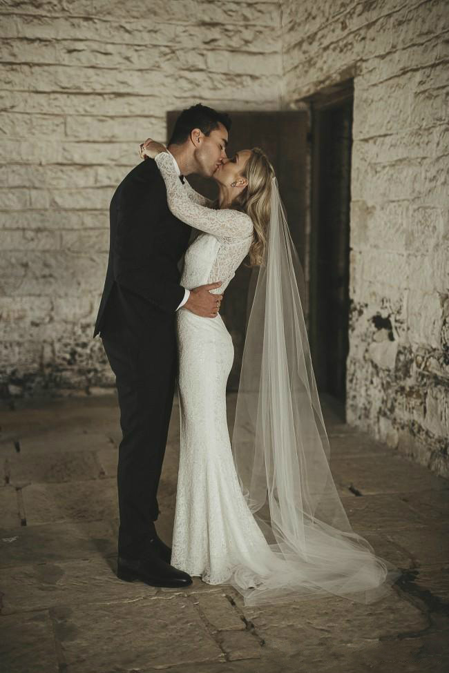 Plunging V Neck Bohemian Mermaid Dresses 2018 Zipper Back Long Sleeve Fitted Lace Bridal Garden Boho Wedding Gowns Sweep Train 0510