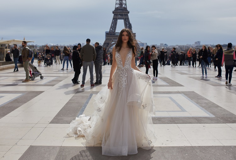2019 Julie Vino Beach Wedding Dresses Deep V Neck Sweep Train Lace Boho Bridal Dress Applique Backless Tiered Tulle Bohemian Wedding Gown