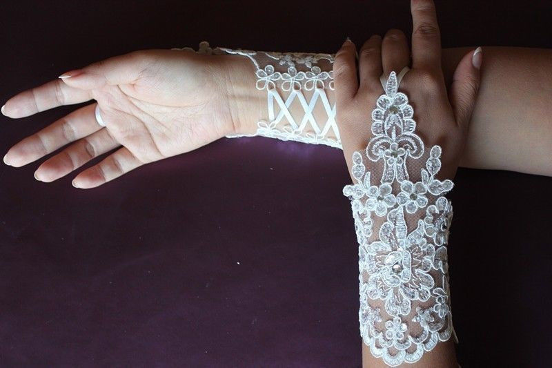 Hot 100% Real Crystal New Arrival Cheap In Stock Lace Appliques Beads Fingerless Wrist Length With Ribbon Bridal Gloves Wedding Accessories