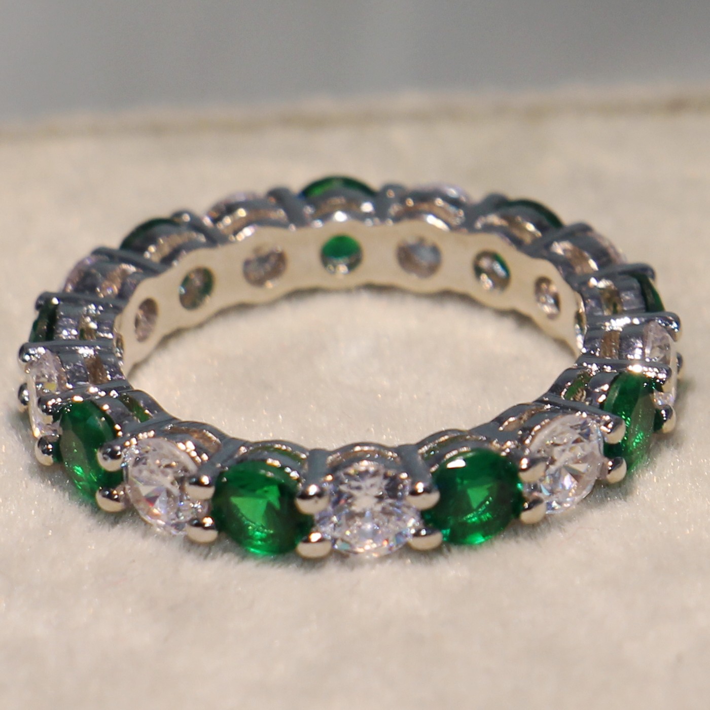 2025 Hot Sparkling Brand New Luxury Jewelry 925 Sterling Silver Round Cut Emerald Zirconia Popular Women Designer Wedding Band Circle Ring Gift CZ
