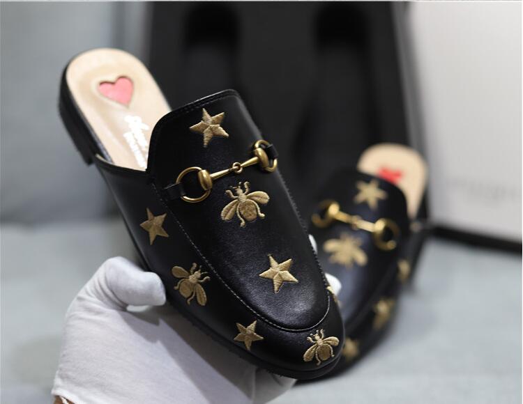 Designer Women Genuine Leather slipper loafers Muller shoes with Golden buckle women Princetown slippers Bees Pattern Ladies Flats With Box, White leather with bee stars
Designer Women Genuine Leather slipper loafers Muller shoes with Golden buckle women Princetown slippers Bees Pattern Ladies Flats With Box, White leather with bee stars