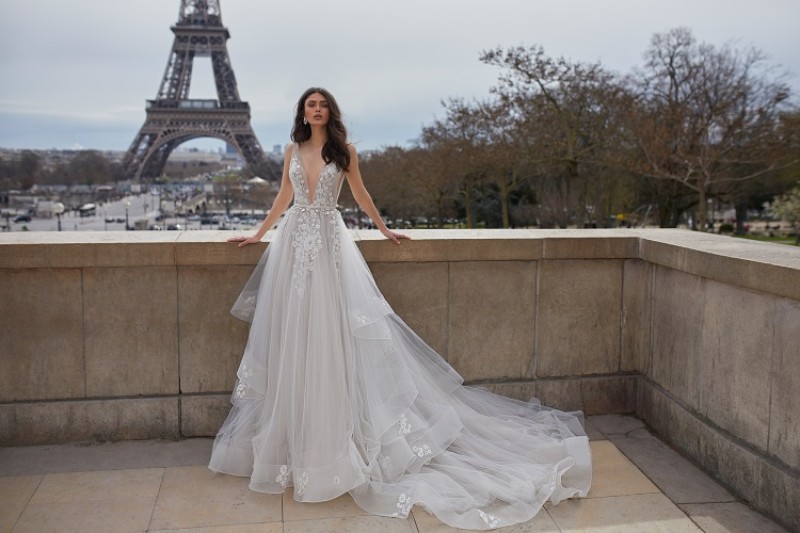 Julie Vino 2019 Tiered Skirts Beach Country Wedding Dresses Sexy Lace Appliqued Beaded Deep V Neck Backless Tulle Boho Bridal Gowns