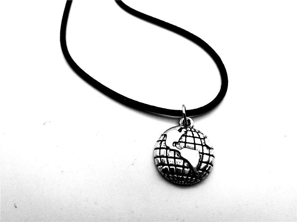 Outline Globe World Map Geography Pendant Necklace Travel Global Planet Earth Leather Rope Necklaces Personality Graduation Gifts
