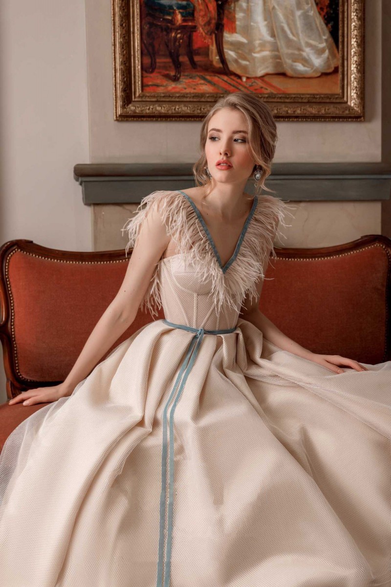 2019 Champagne Series Prom Dress V Neck Feathers Design Exposed Boning Floor Length Vintage Evening Dresses