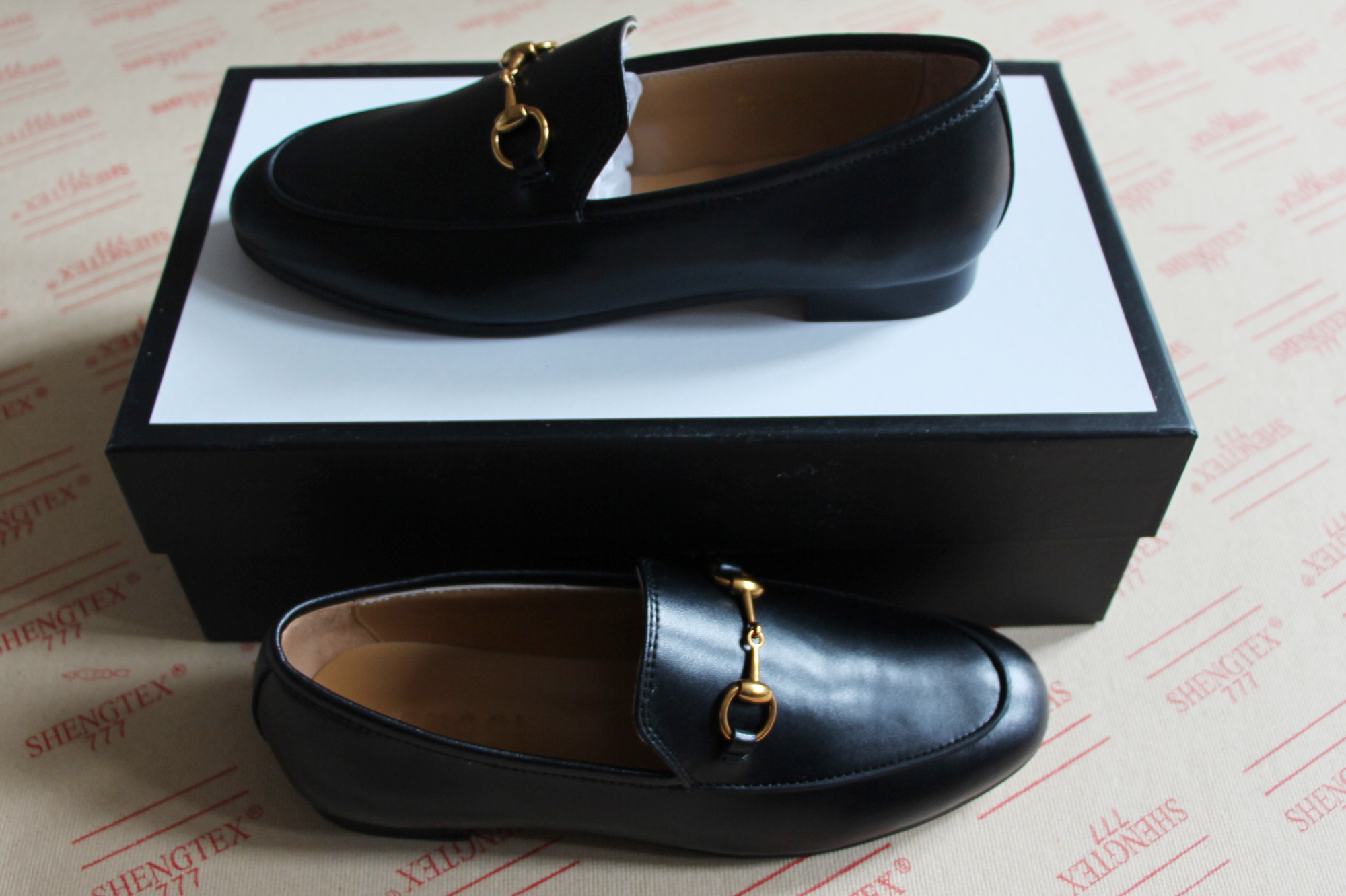 NEW Fashion Man Designer black loafers Slim shape real leather mens and women driving loafers princetown Horsebit top quality original box, White;red
NEW Fashion Man Designer black loafers Slim shape real leather mens and women driving loafers princetown Horsebit top quality original box, White;red