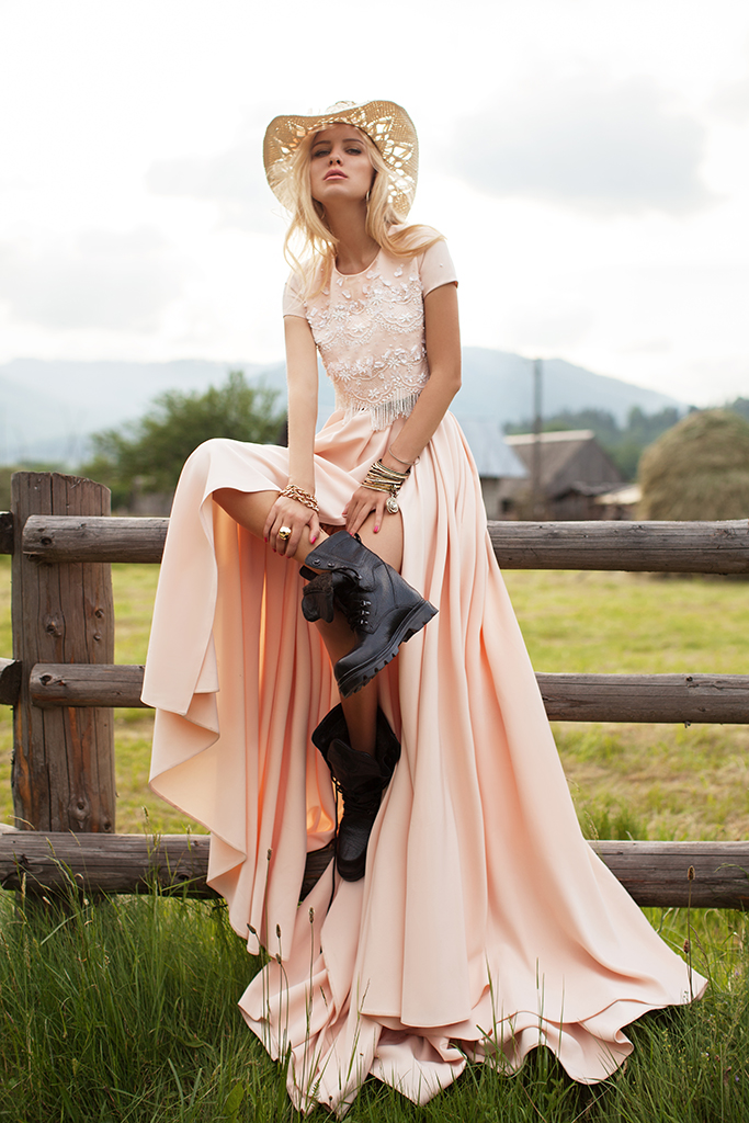 Gothic Dresses Two Pieces Short Sleeve Tassel Lace Appliques Side Splt Vintage Country Bridal Gowns Jewel Neck Boho Wedding Dress