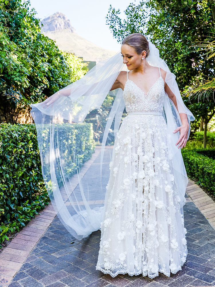 Berta Dresses A e 3D ral Appliques Spaghetti Sexy Backless Country Wedding Gowns Sequins Sweep Train Beach Bridal Dress Plus