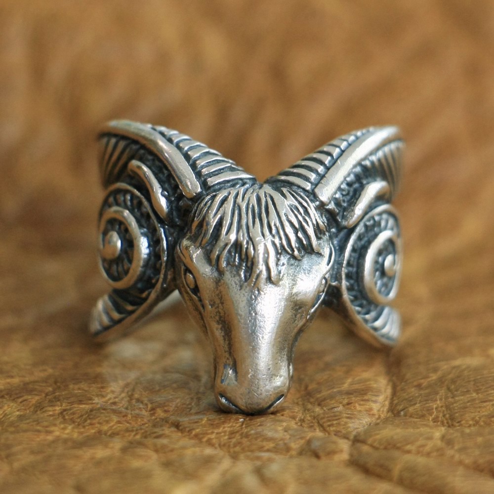 LINSION 925 Sterling Silver Long Horn Ram Skull Ring Mens Biker Ring TA123 US Size 7 to 15
LINSION 925 Sterling Silver Long Horn Ram Skull Ring Mens Biker Ring TA123 US Size 7 to 15