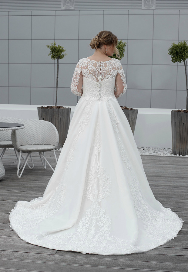 2019 Plus Size Wedding Dresses V Neck Lace Appliques A Line Sweep Train Garden Country Long Sleeve Wedding Dress Custom Made Bridal Gowns