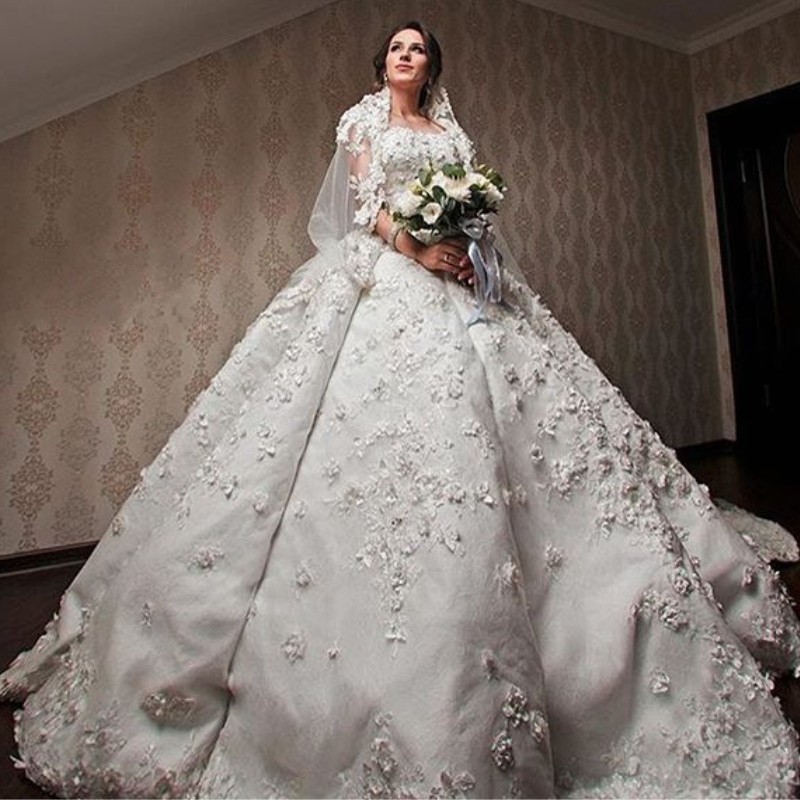 Lace Ball Gown Wedding Dresses Strapless 3D Floral Applique Sleeveless Bridal Dress Charming Saudi Dubai Lace Sweep Train Wedding Gowns, Champagne
Lace Ball Gown Wedding Dresses Strapless 3D Floral Applique Sleeveless Bridal Dress Charming Saudi Dubai Lace Sweep Train Wedding Gowns, Champagne
