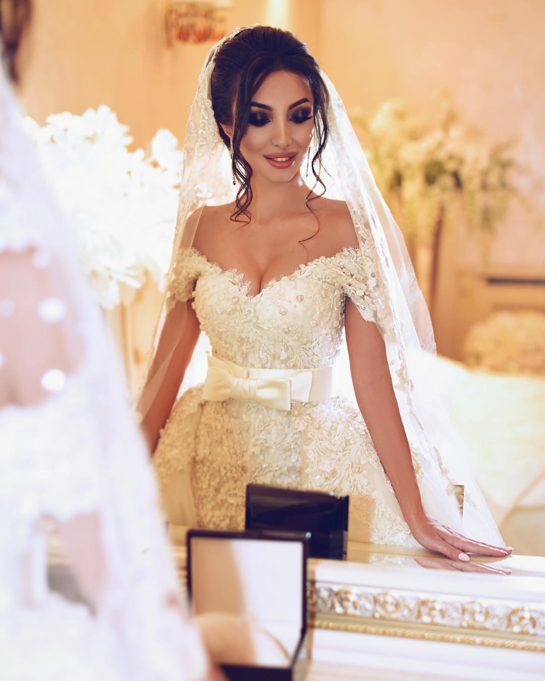 Luxurious Pearls Mermaid Wedding Dress With Overskirt Off Shoulder Beads Floral Lace Appliques Wedding Gown Glamorous Saudi Bridal Dresses