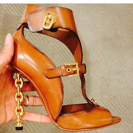 New list high quality thread empty catwalk Europe and America new fashion decorative metal chain trade women's sandals
New list high quality thread empty catwalk Europe and America new fashion decorative metal chain trade women's sandals
