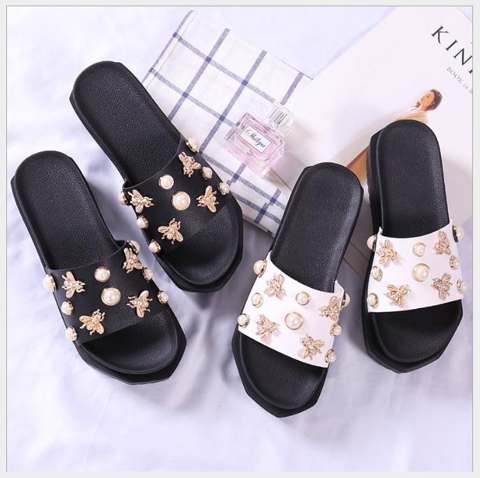 2018 new bees thick bottom loose cake slippers women Europe and higher anti-skid wear outer sleeve girls towel, Black
2018 new bees thick bottom loose cake slippers women Europe and higher anti-skid wear outer sleeve girls towel, Black