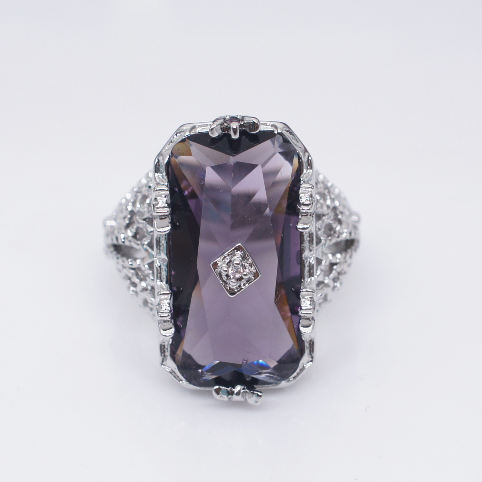 Retro Purple Crystal Zircon Wedding Ring for Women Classic Big Stone Engagement Rings Fashion Banquet Party Jewelry anillos
Retro Purple Crystal Zircon Wedding Ring for Women Classic Big Stone Engagement Rings Fashion Banquet Party Jewelry anillos