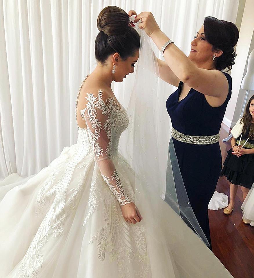 Long Sleeve Wedding Dresses Sheer Neck Appliques Tulle Beads Bridal Gowns Elegant Buttons Back Ball Gown Wedding Dress Plus Size