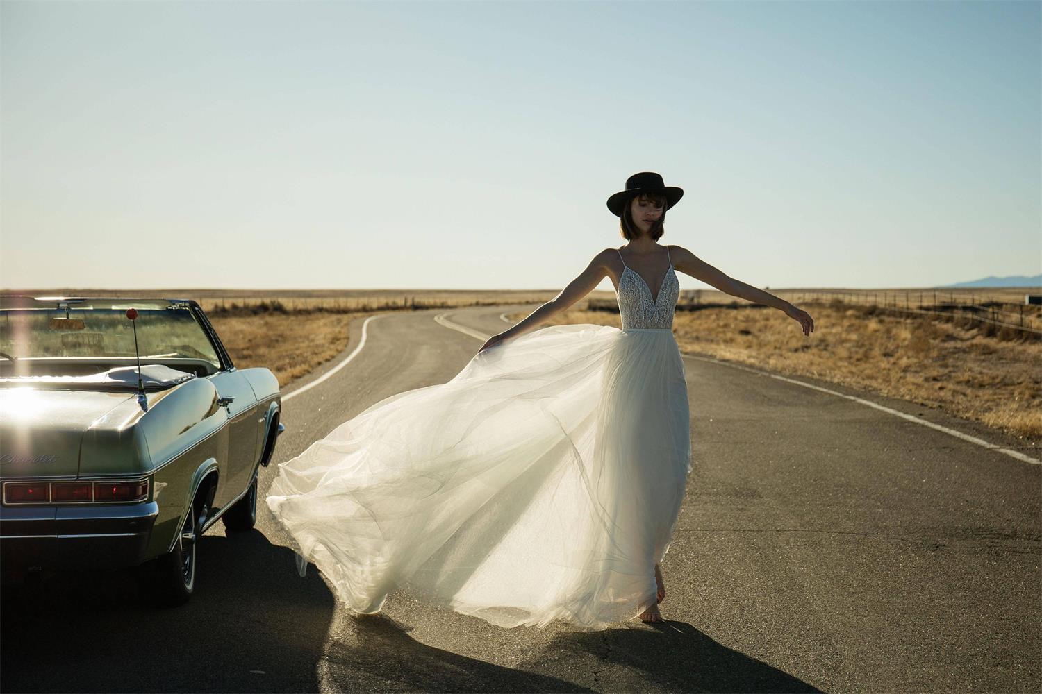 Sexy Spaghetti Straps Wedding Dresses Backless Sequined Chiffon Floor Length Bridal Gowns Summer Beach Wedding Dresses