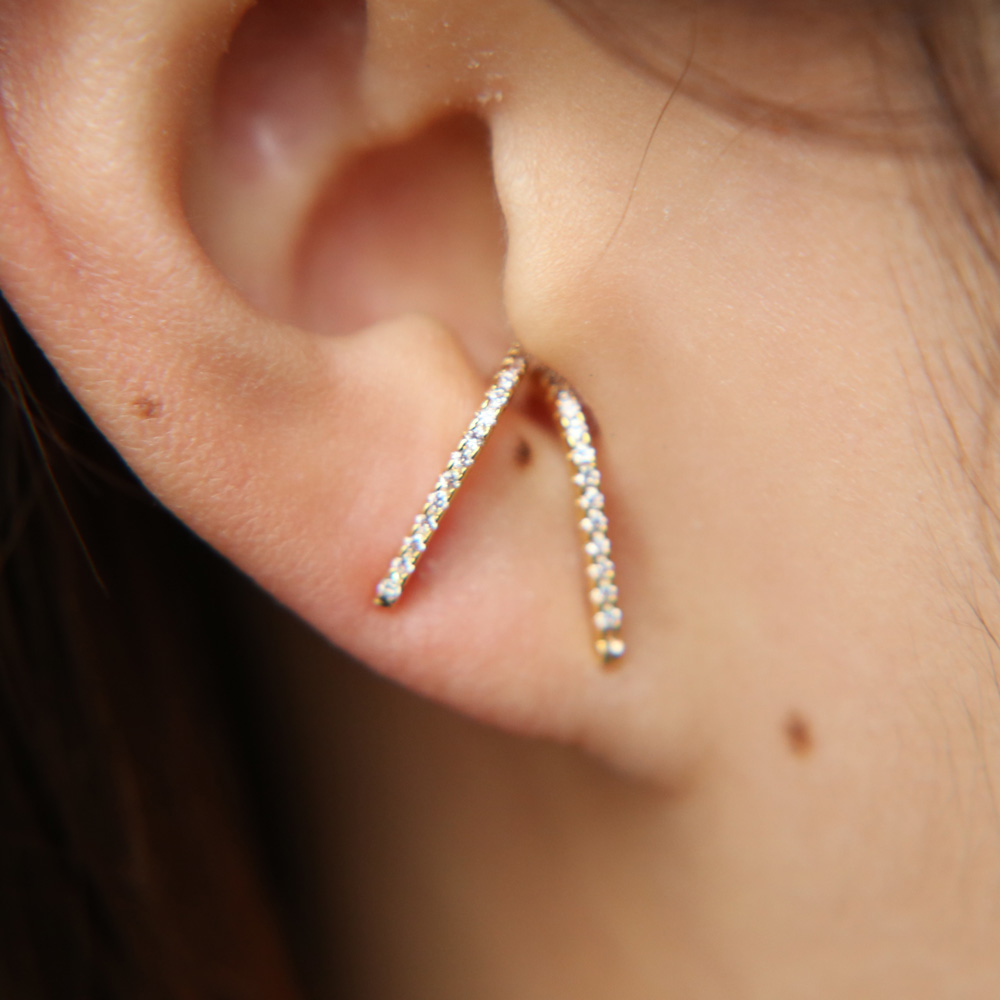 wholesale gold plated jewelry micro pave clear bling cz bar J shaped stud uniqued new design earring for women
wholesale gold plated jewelry micro pave clear bling cz bar J shaped stud uniqued new design earring for women