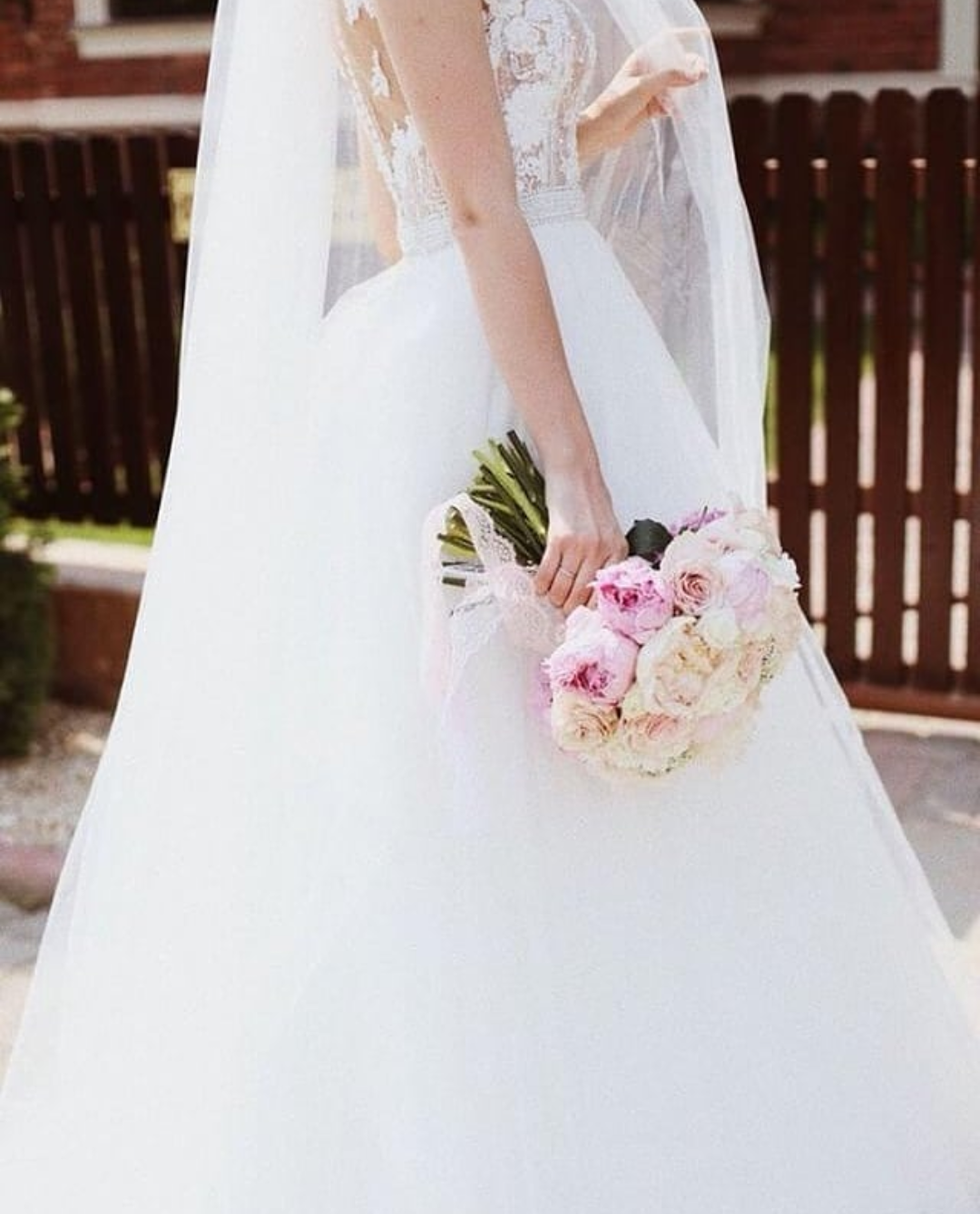 Summer Short Sleeve Wedding Dress Illusion Lace Appliques Sheer Covered Button Tulle Bridal Gowns Garden Wedding Dresses