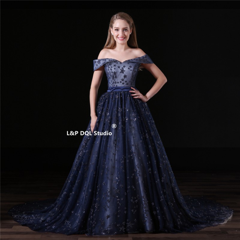 Off the Shoulder Dark Navy Prom Dresses Sweep Train Pleats Tulle with Sparkling Sequins Long Prom Dress Evening Gowns
Off the Shoulder Dark Navy Prom Dresses Sweep Train Pleats Tulle with Sparkling Sequins Long Prom Dress Evening Gowns
