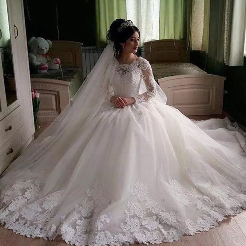 Top Quality Arabic Long Sleeve Wedding Dresses 2018 Scalloped Neck Shiny Beaded Lace Bodice Full Skirt Appliqued Hem Vintage Bridal Gowns