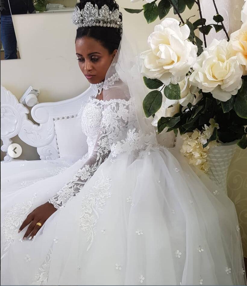 2019 New Arrival Long Sleeve Wedding Dresses Off The Shoulder A Line African Lace Applique Beach Country Bridal Gowns Bohemian Wedding Dress