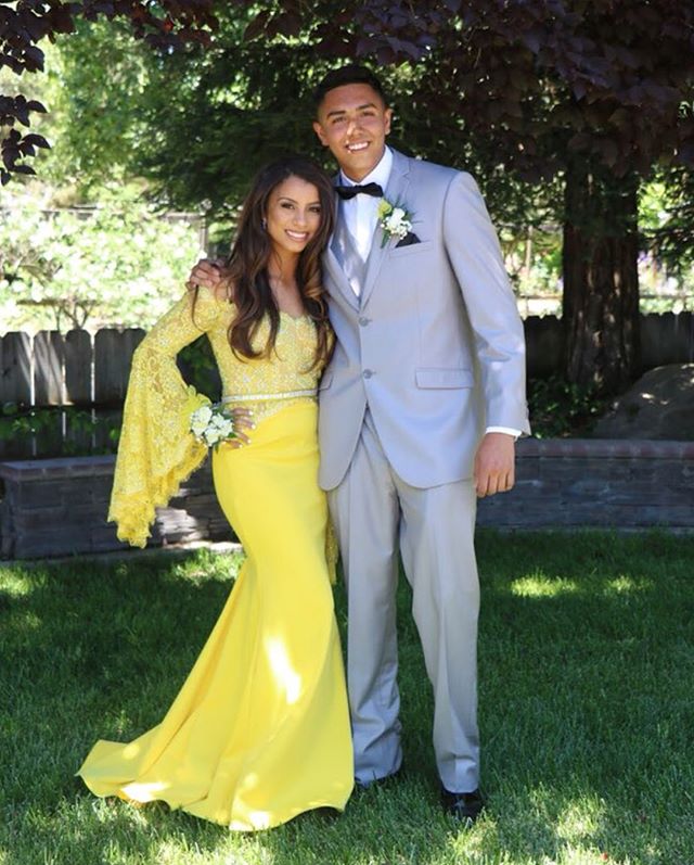 Horn Sleeve Yellow Prom Dresses Long Sweetheart off the Shoulder Mermaid Formal Dresses Lace Evening Gowns with Beaded Party Wear, Gray
Horn Sleeve Yellow Prom Dresses Long Sweetheart off the Shoulder Mermaid Formal Dresses Lace Evening Gowns with Beaded Party Wear, Gray