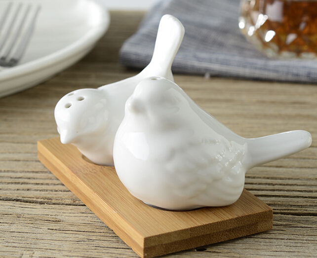 Wholesale- wedding favor gift and giveaways for guest -- Ceramic Love Birds Salt and Pepper Shaker party souvenir 200pieces=100sets