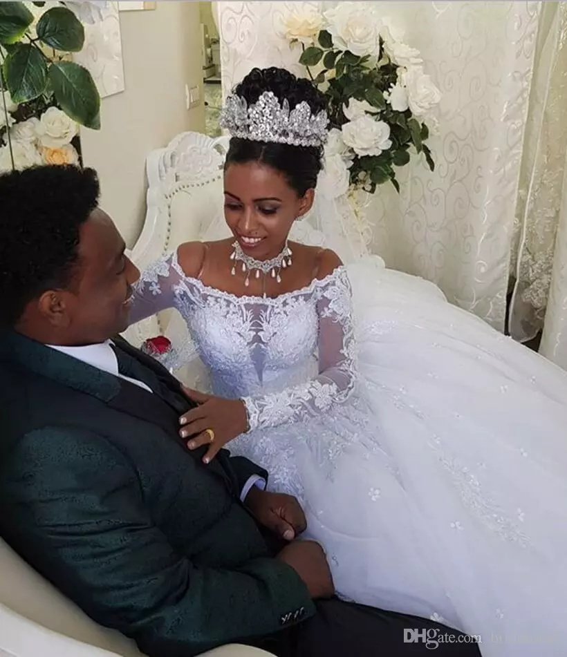 2019 New Arrival Long Sleeve Wedding Dresses Off The Shoulder A Line African Lace Applique Beach Country Bridal Gowns Bohemian Wedding Dress