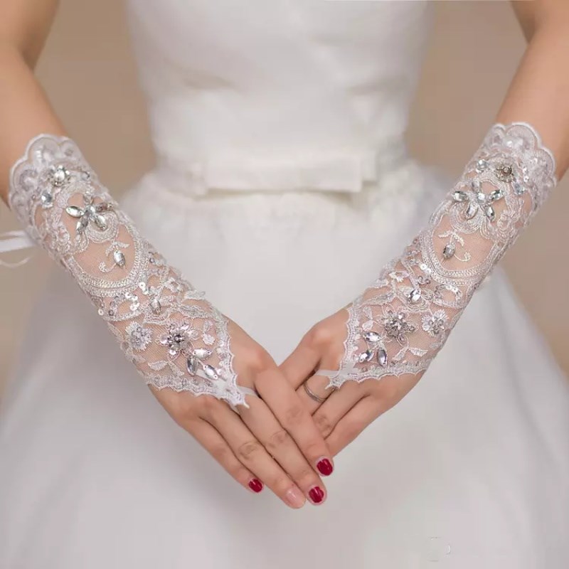 2022 Luxury Short Lace Bride Bridal Gloves Crystals Wedding Accessories Lace Gloves for Brides Fingerless Wrist Length five styles in stock, White
2022 Luxury Short Lace Bride Bridal Gloves Crystals Wedding Accessories Lace Gloves for Brides Fingerless Wrist Length five styles in stock, White