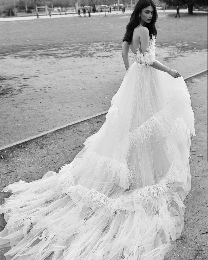 Julie Vino Newest Wedding Dress Off Shoulder Sweetheart Tulle Floral Appliques Tiered Feathers Sweep Train Bridal Gowns