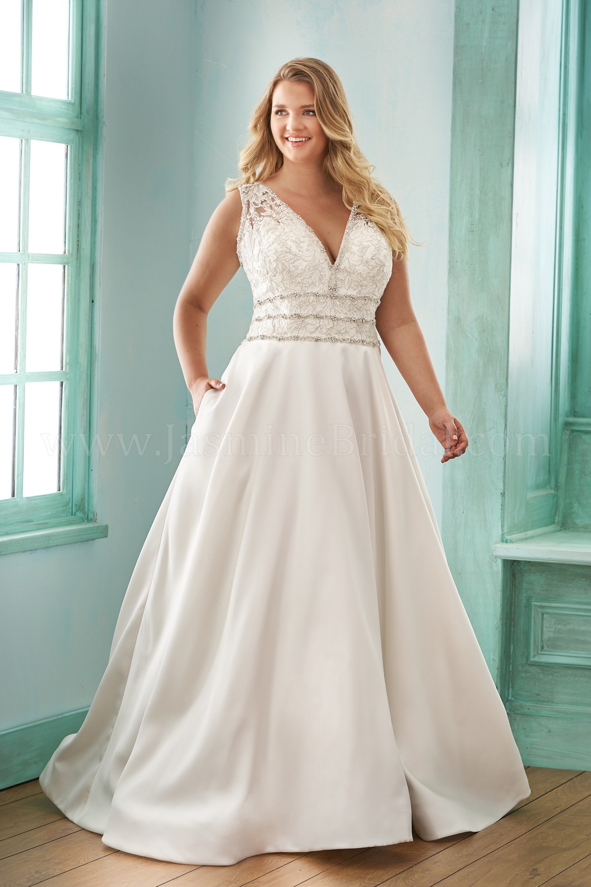 Plus Size Dresses Beaded Lace Appliqued A e or Length V Neck Country Bridal Gowns Belt Beach Wedding Dress Garden Style